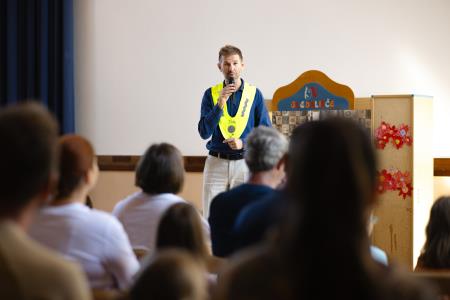Podžupan Matej Primožič ob obisku prvošolcev na OŠ Domžale; foto: Jure Gubanc
